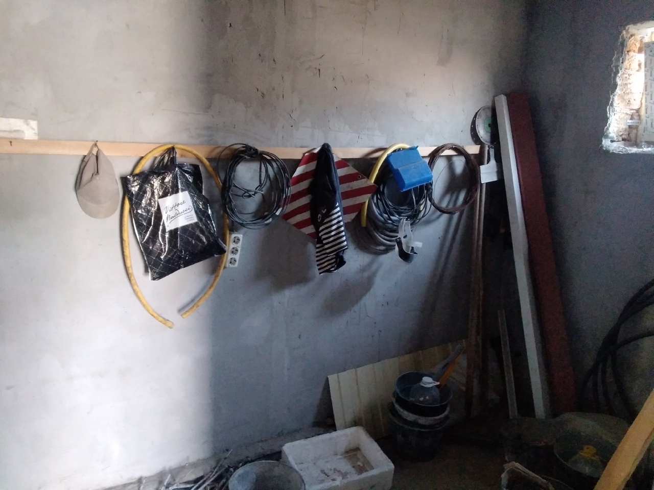 Продается отличный дом в городе Симферополь, состояние - под отделку. Общая площадь 67 м2, кухня-студия, большой санузел, просторная прихожая, 2 раздельные комнаты. Высокий фундамент, стены - ракушняк, крыша - металлопрофиль, качественные дорогие трехкамерные стеклопакеты. Дом строился для себя, не застройщик, продается в связи с семейными обстоятельствами. Дорога укатанная, недалеко школа и новый детский сад. СРОЧНО. Цена: 4 200 000. ТОРГ УМЕСТЕН +79785193318 - фото Фото: Продается отличный дом в городе Симферополь, состояние - под отделку. Общая площадь 67 м2, кухня-студия, большой санузел, просторная прихожая, 2 раздельные комнаты. Высокий фундамент, стены - ракушняк, крыша - металлопрофиль, качественные дорогие трехкамерные стеклопакеты. Дом строился для себя, не застройщик, продается в связи с семейными обстоятельствами. Дорога укатанная, недалеко школа и новый детский сад. СРОЧНО. Цена: 4 200 000. ТОРГ УМЕСТЕН +79785193318