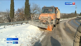 Коммунальщики расчистили от снега Ялтинское шоссе