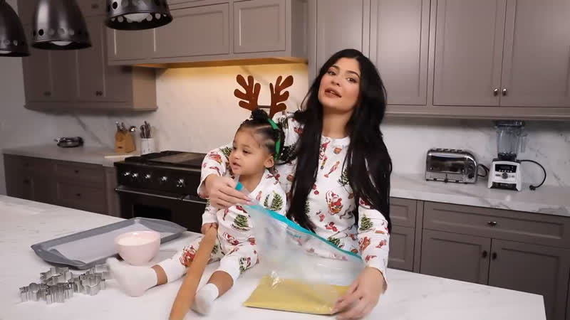 Kylie Jenner: Christmas Cookies With