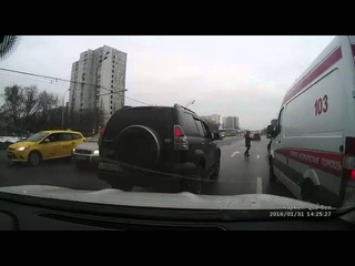 (ВИДЕО) В Москве водители напали на таксиста, подрезавшего скорую помощь