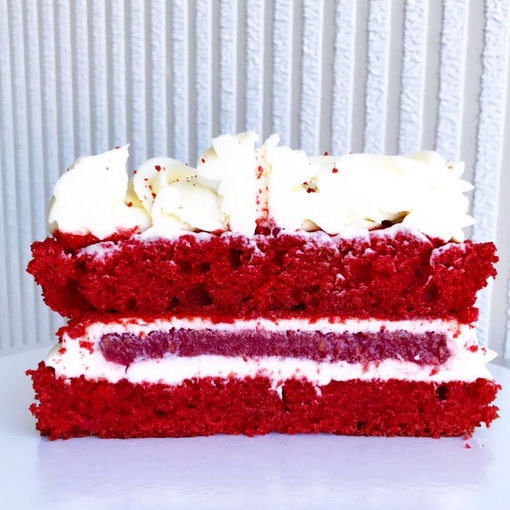 торт красный бархат украшение. торт красный бархат спар. красный бархат с малиновым конфи. торт ресторанная коллекция фисташково-малиновый. наташа пархоменко красный бархат.