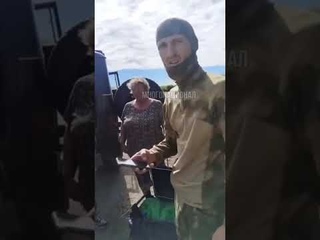 Абу-бандиты в масках, работающие в охране останавливают машины и досматривают.