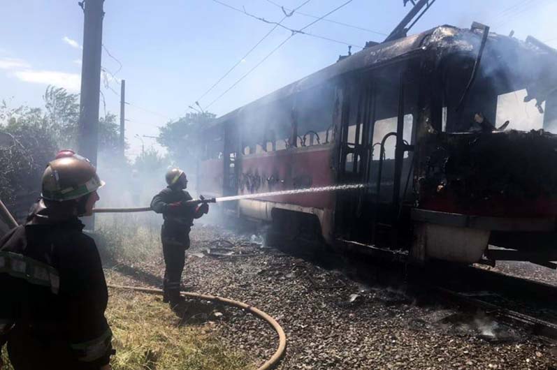 9 июня в Кривом Роге случился пожар на линии скоростного трамвая — сгорел вагон одного из составов Это картинка