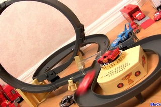 Race with Rip Clutchgoneski Piston Cup Starter Set Racing Motorized Race track Disney pistoncup500