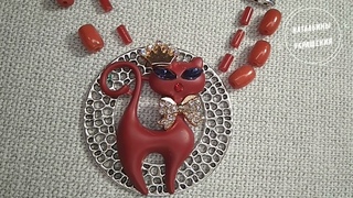Коралловые бусы и кулон из броши